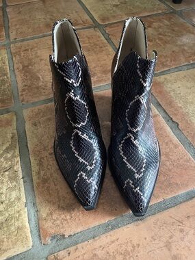 NEW Vince Camuto Gigietta Bootie Snake-Print Cutout Ankle Boots Size 11 NIB